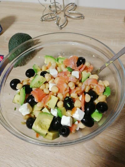 Ensalada de garbanzos, salmon, queso feta, aceitunas negras y aguacate ecológico. 