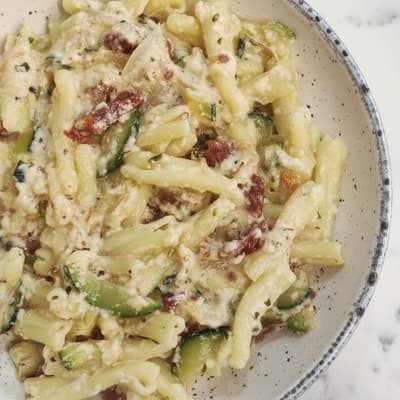 Pasta con salsa de calabacín, tomates secos y queso cottage 🥒🍅🧀