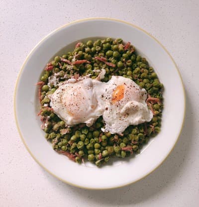 Guisantes con jamón y huevo