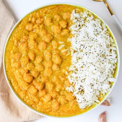 Garbanzos al curry con arroz basmati.