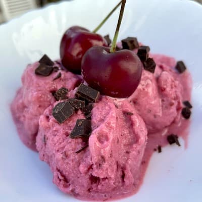 Helado de cerezas 🍒 y chocolate negro 🍫 proteico